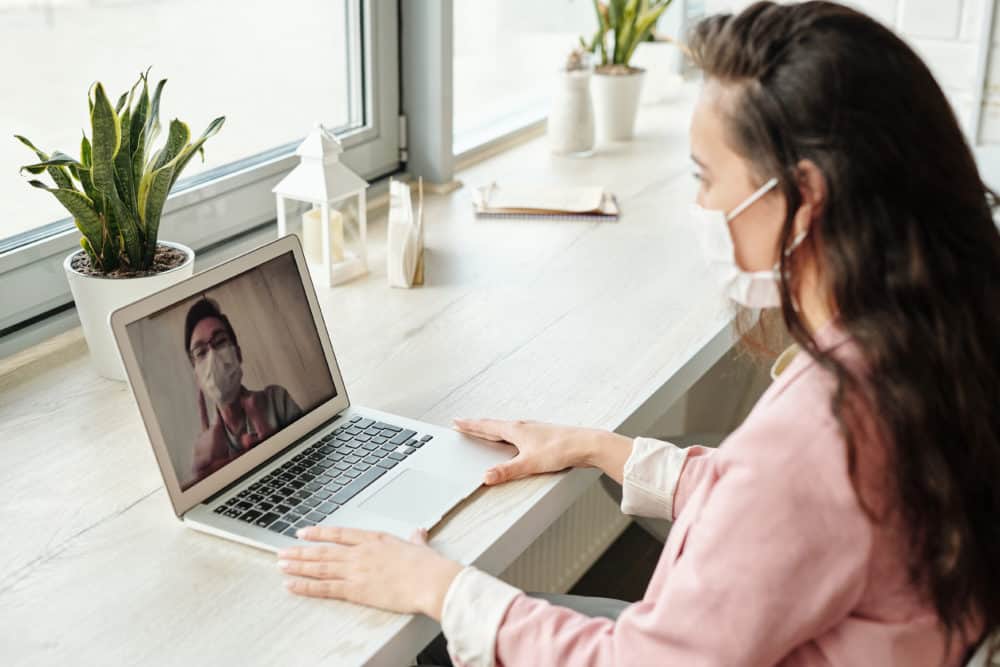 employees collaborating digitally during COVI-19 to avoid infection